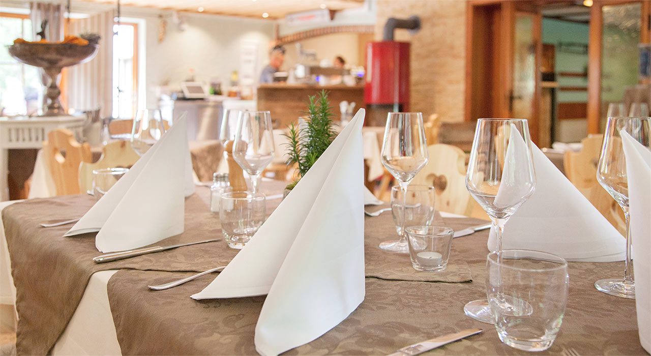Gasthaus Vilstalsäge – Gedeckter Tisch im Restaurant